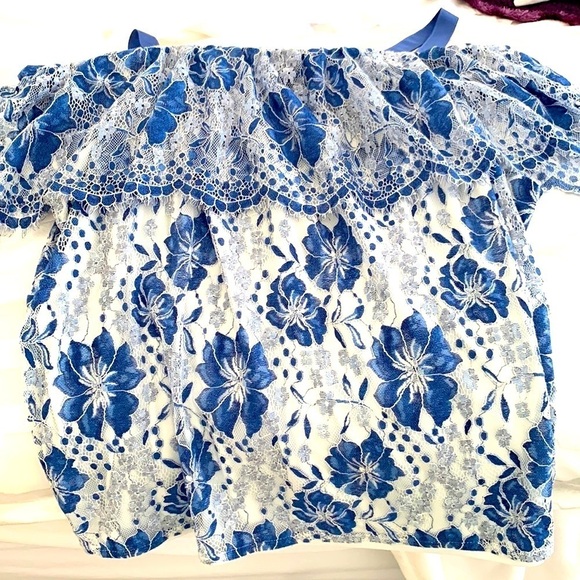 Lane Bryant Blue/White floral open shoulder flouncy blouse with lace. Size 26/28 - Picture 5 of 10